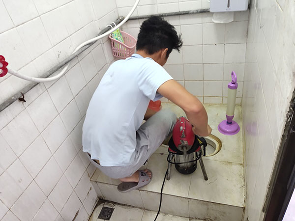 市南管道堵塞冒臭气 专业师傅现场解决问题